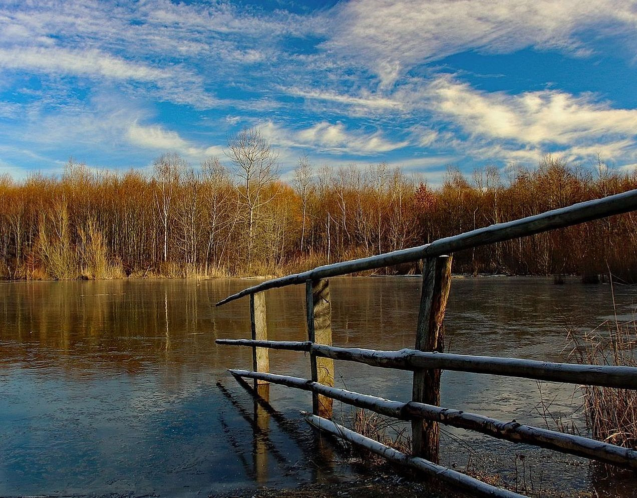Um guia lendo notas de segurança perto de uma janela com vista para o lago congelado